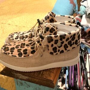 Brand new never worn. Size 7.  Super cute